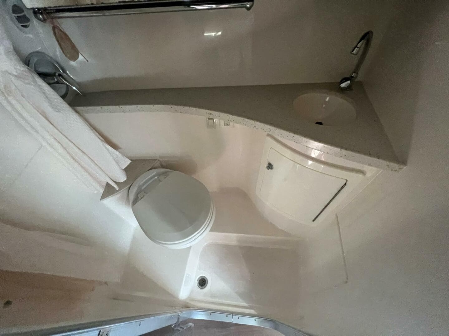 2018 Regal 28 Express — photo 17