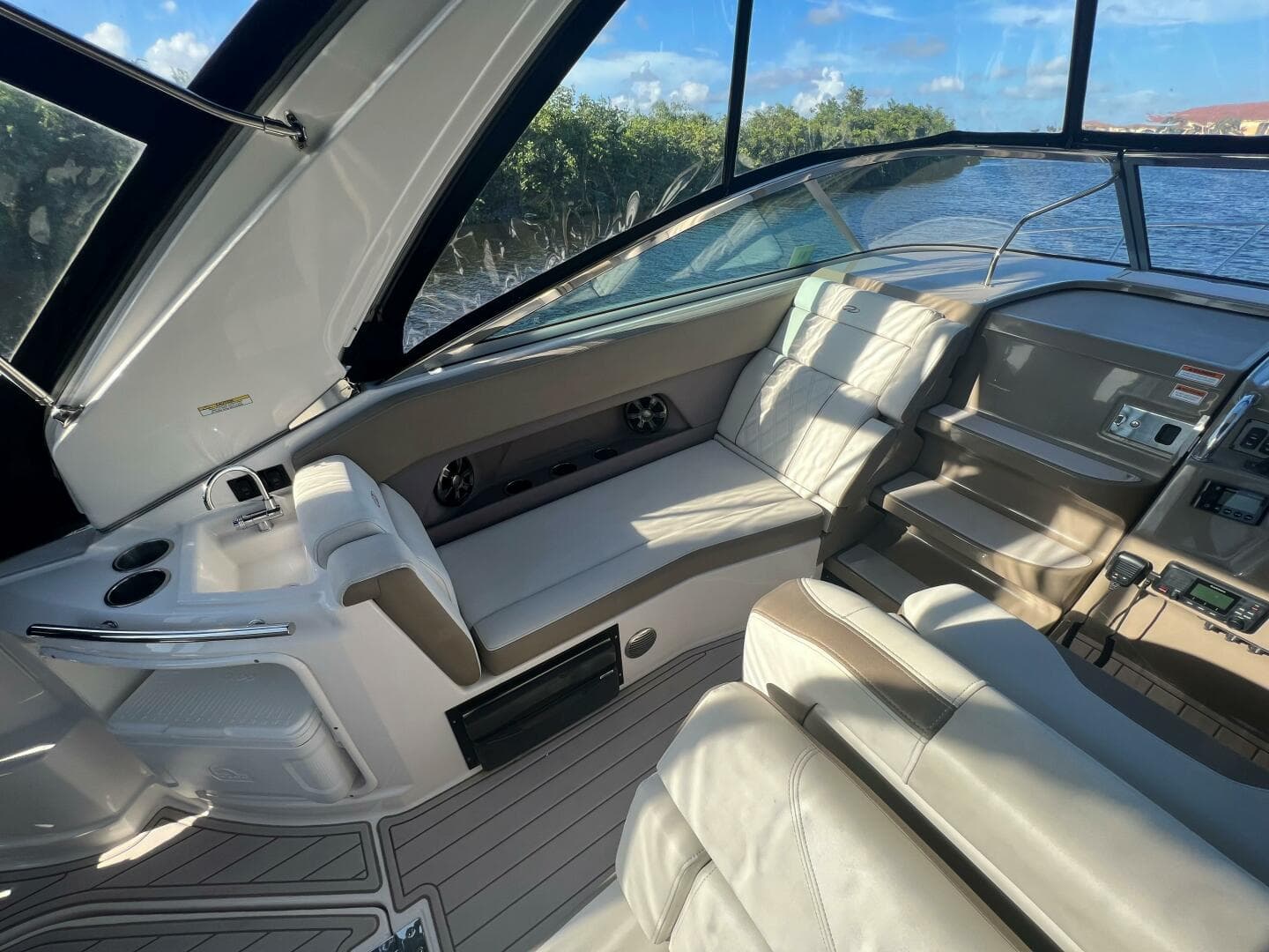 2018 Regal 28 Express — photo 6