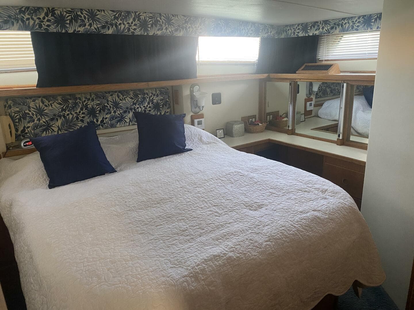 1989 Chris-Craft 427 Catalina — photo 6