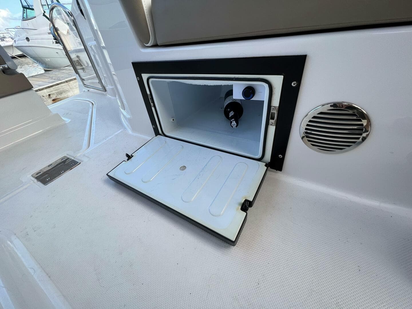 2017 Regal 28 Express — photo 20