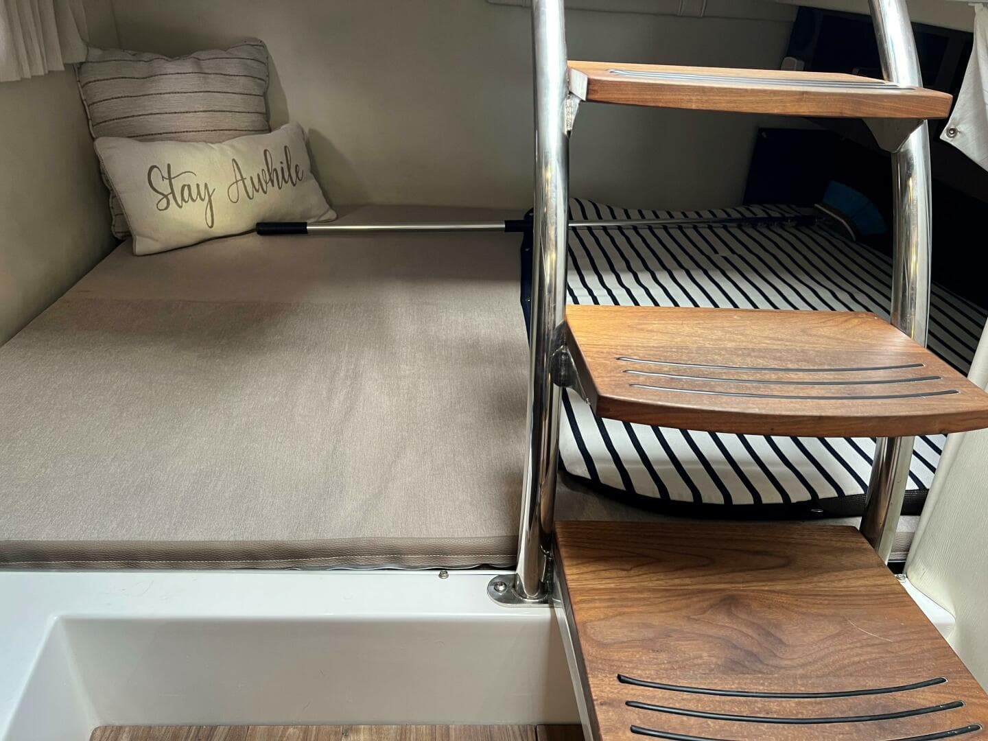 2017 Regal 28 Express — photo 32