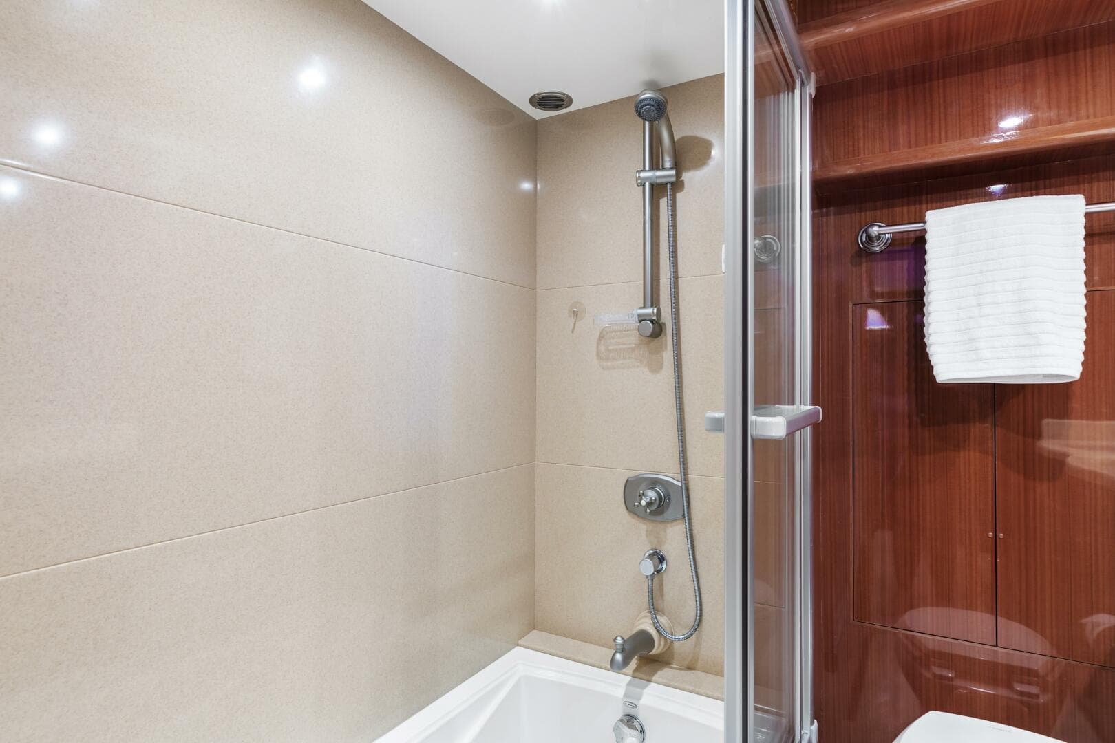 2007 Hampton Cockpit — photo 18