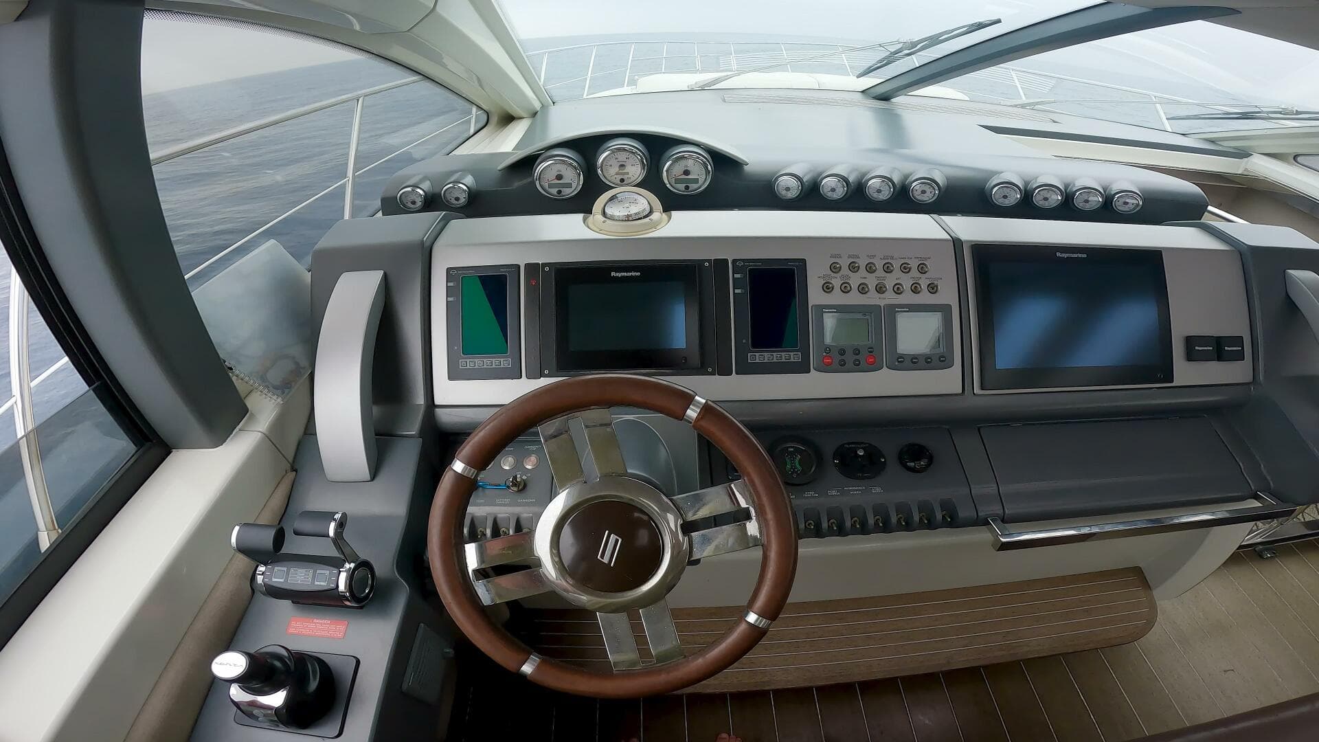 2011 Azimut 68S — photo 3