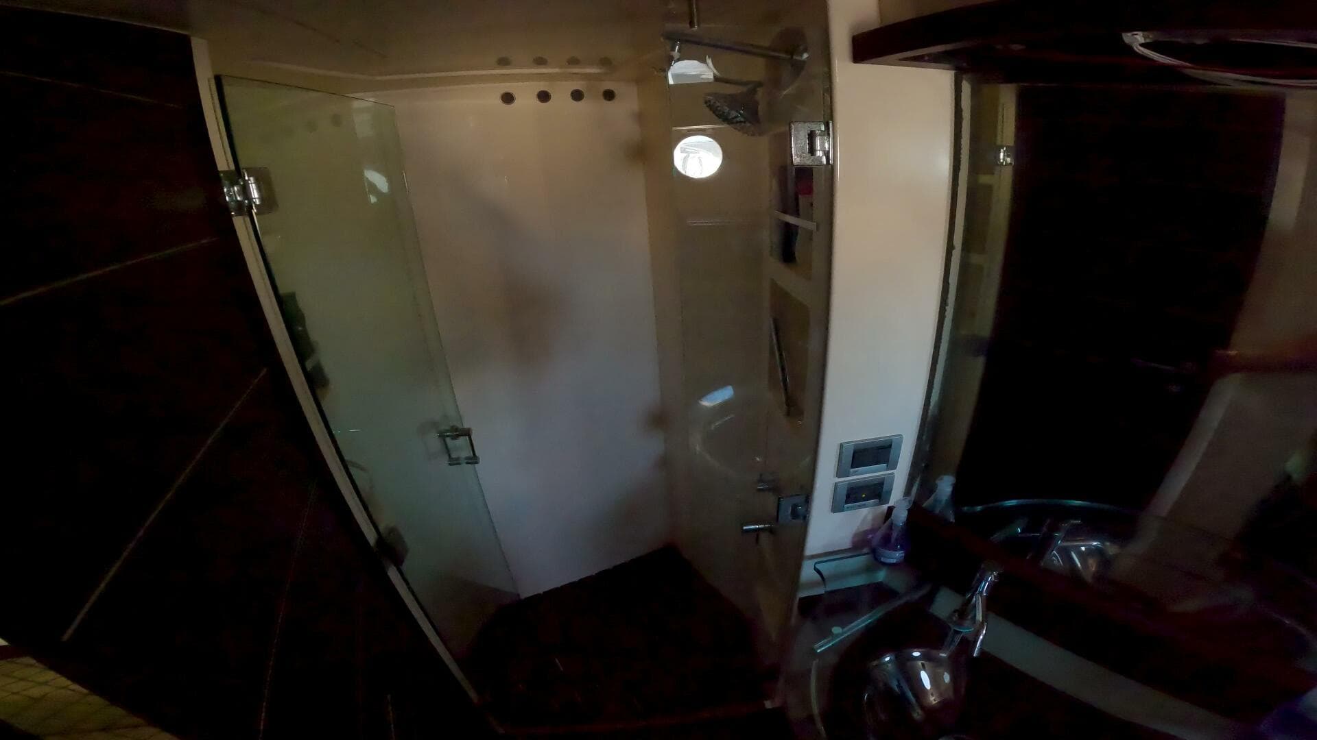 2011 Azimut 68S — photo 17