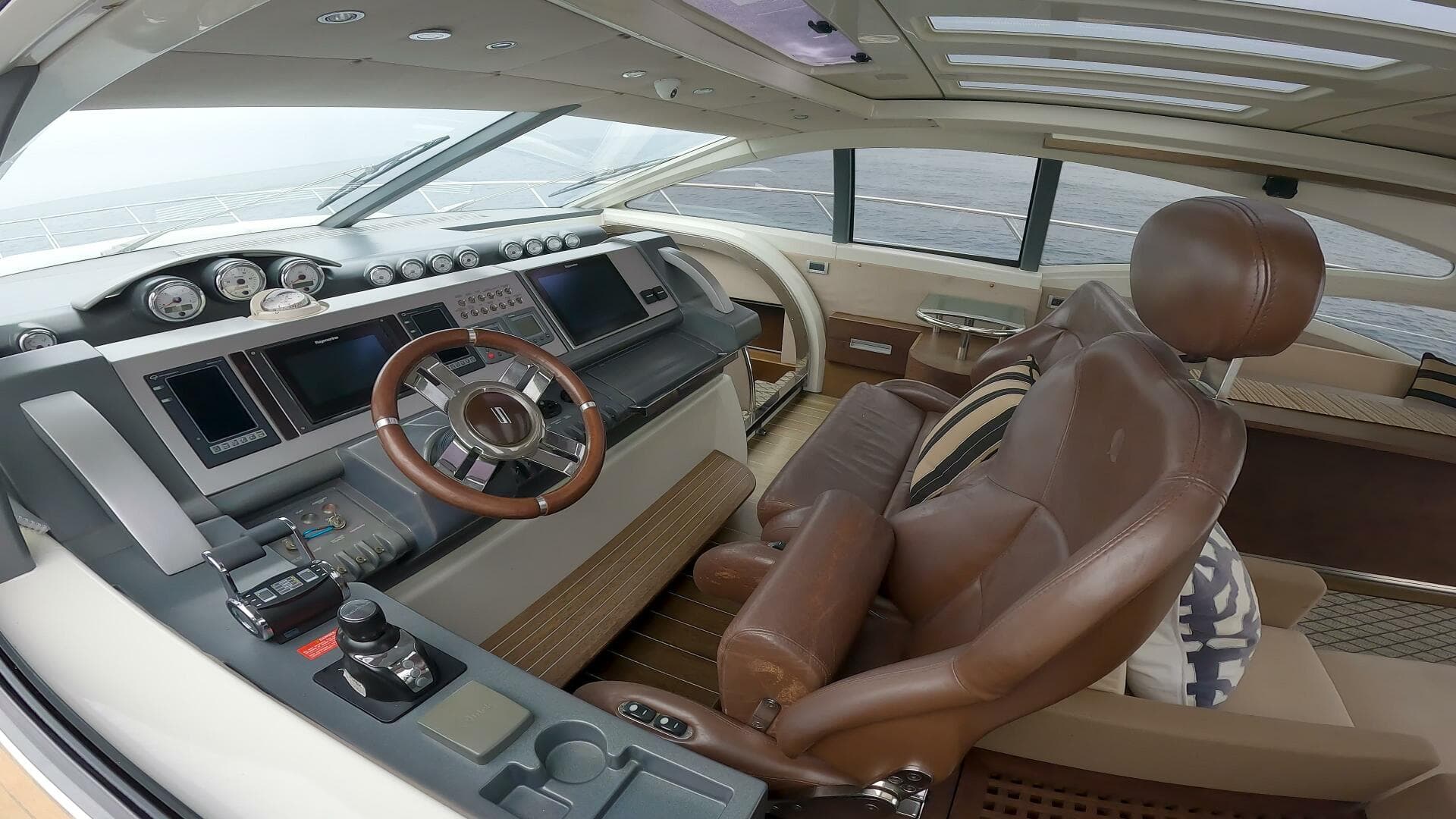 2011 Azimut 68S — photo 2