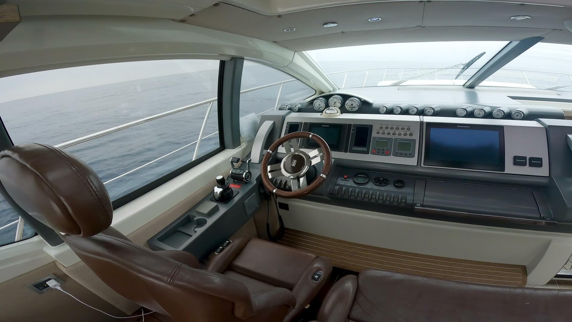 2011 Azimut 68S — photo 4