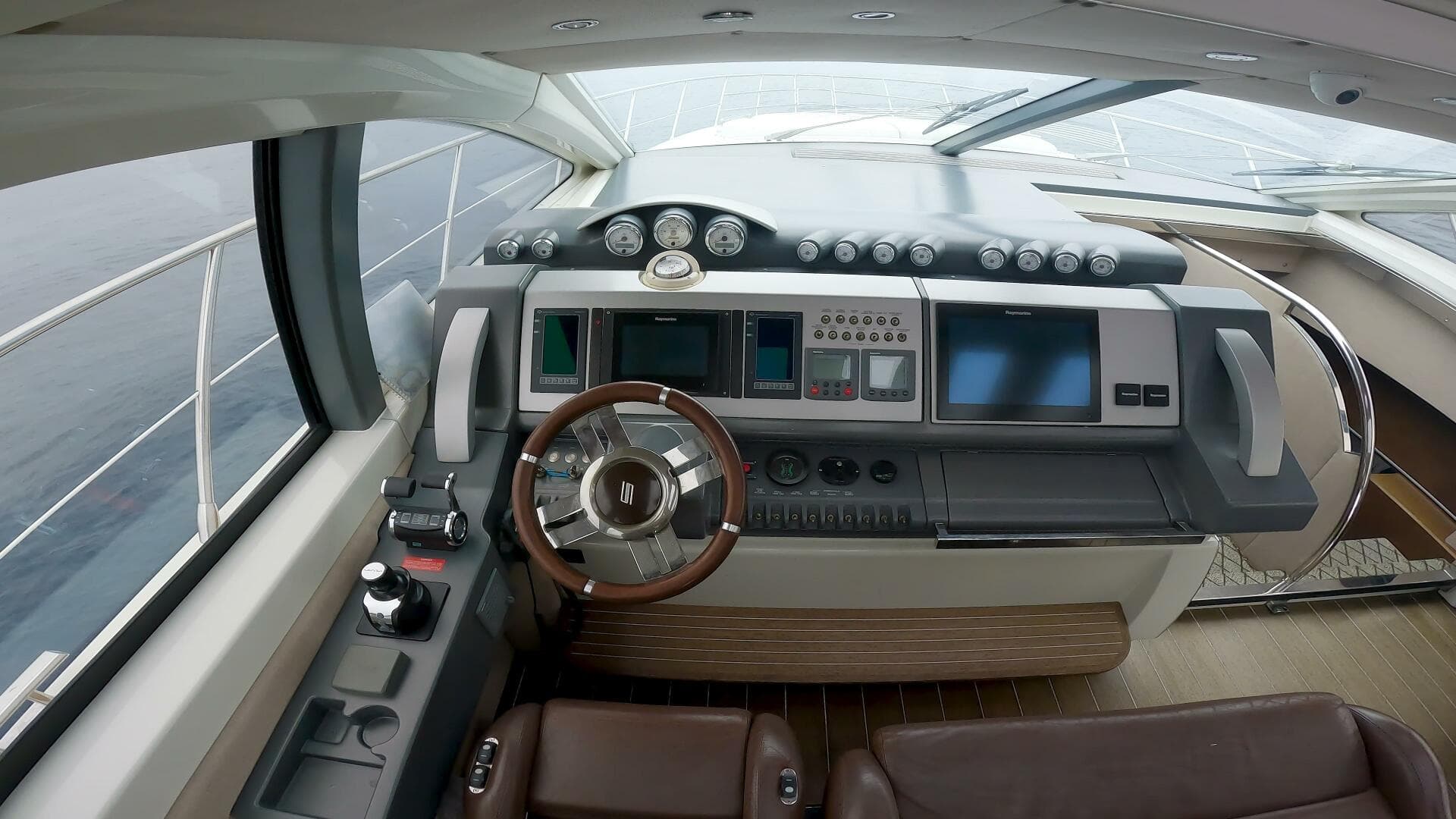 2011 Azimut 68S — photo 5