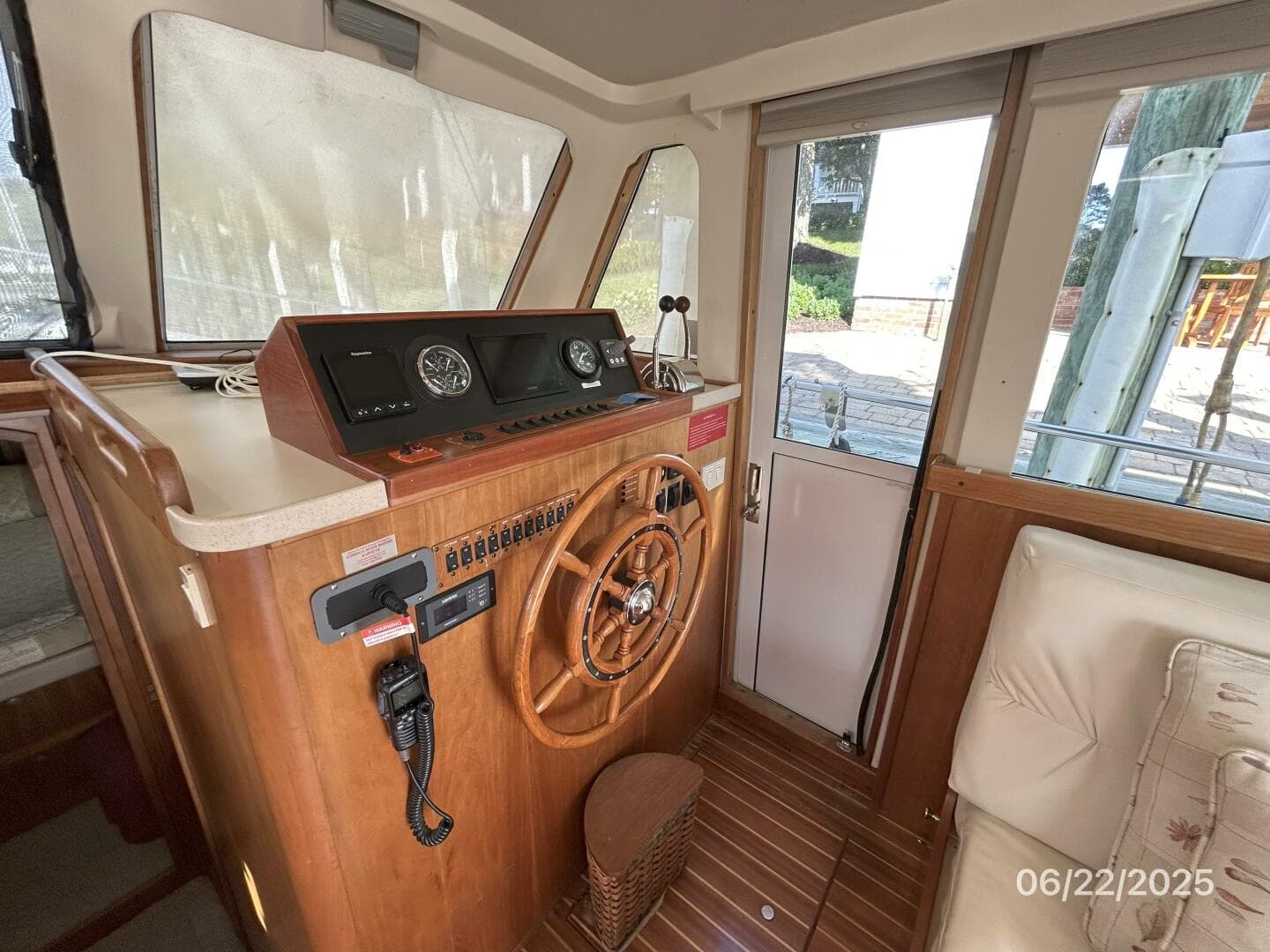 2003 Mainship 390 — photo 48