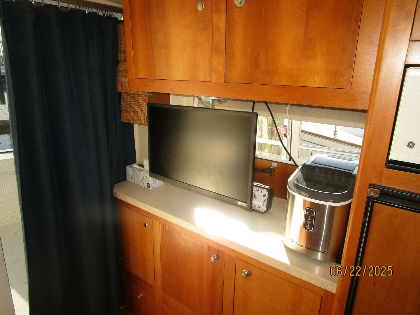 2003 Mainship 390 — photo 44