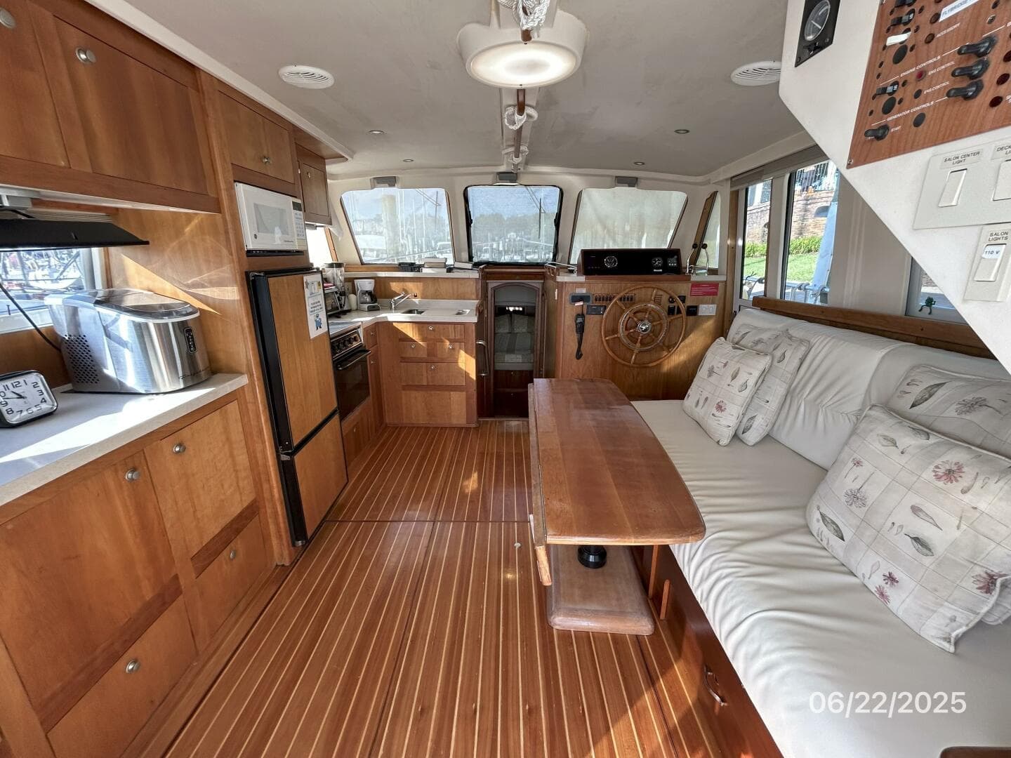 2003 Mainship 390 — photo 39