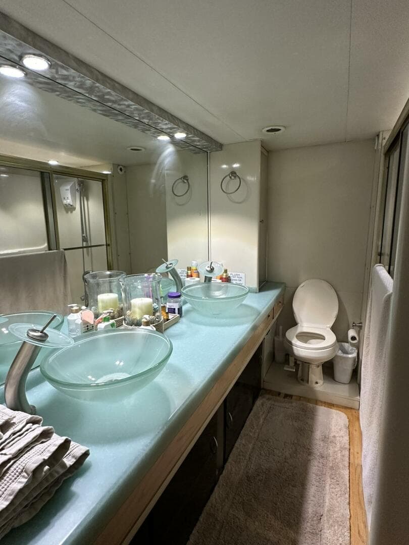 1988 Viking Motor Yacht — photo 62