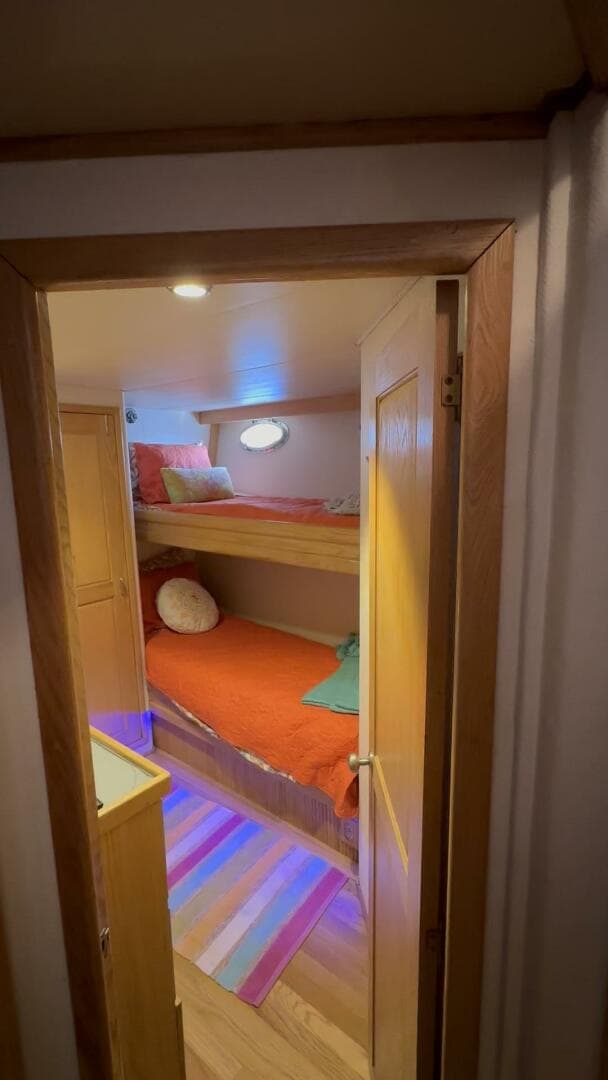 1988 Viking Motor Yacht — photo 37