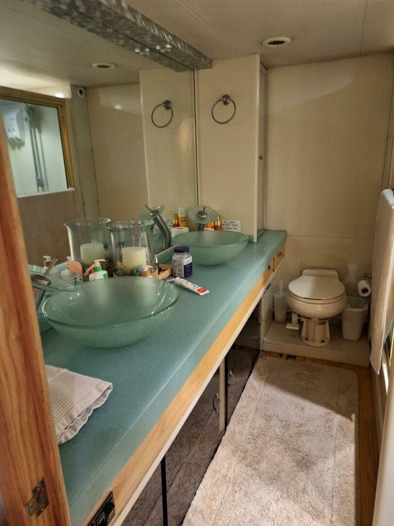 1988 Viking Motor Yacht — photo 24