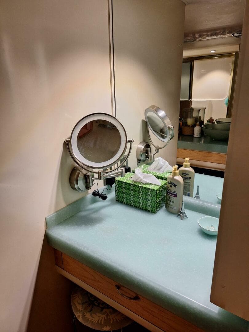 1988 Viking Motor Yacht — photo 23