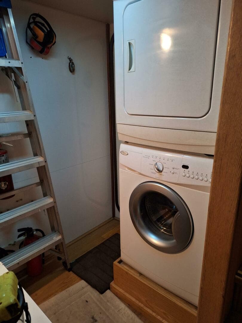 1988 Viking Motor Yacht — photo 19