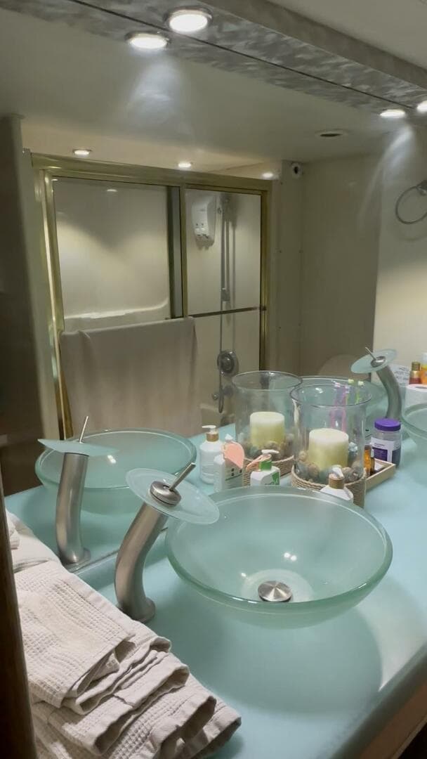 1988 Viking Motor Yacht — photo 39