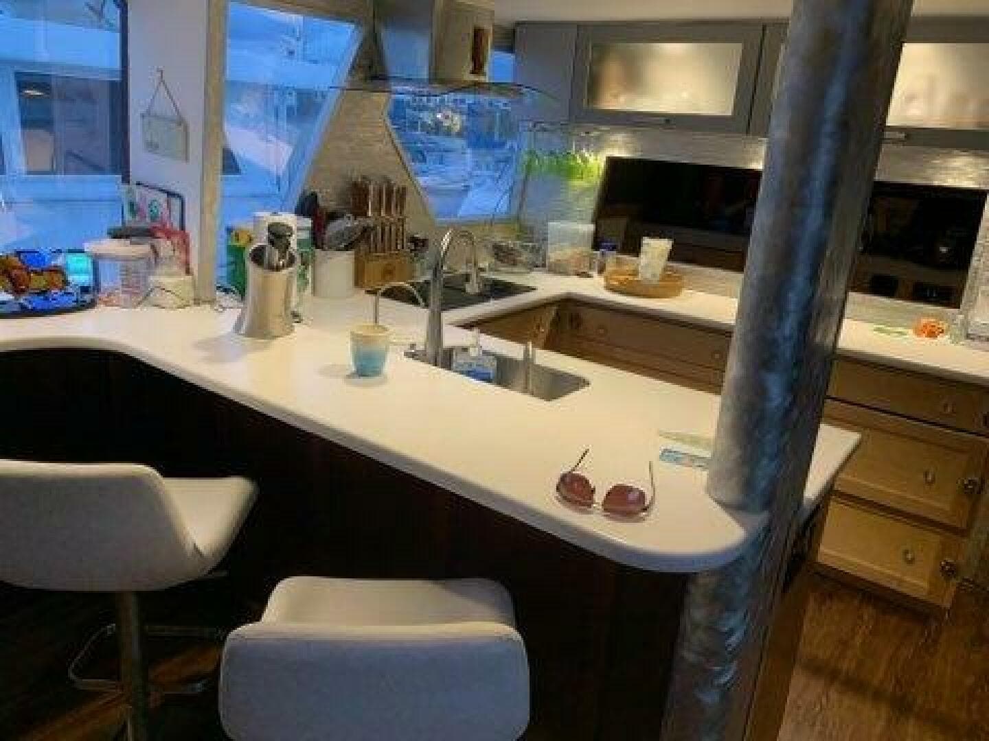 1988 Viking Motor Yacht — photo 12