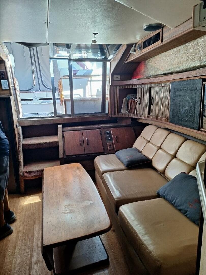 1985 Sea Ray 390 Express Cruiser — photo 5