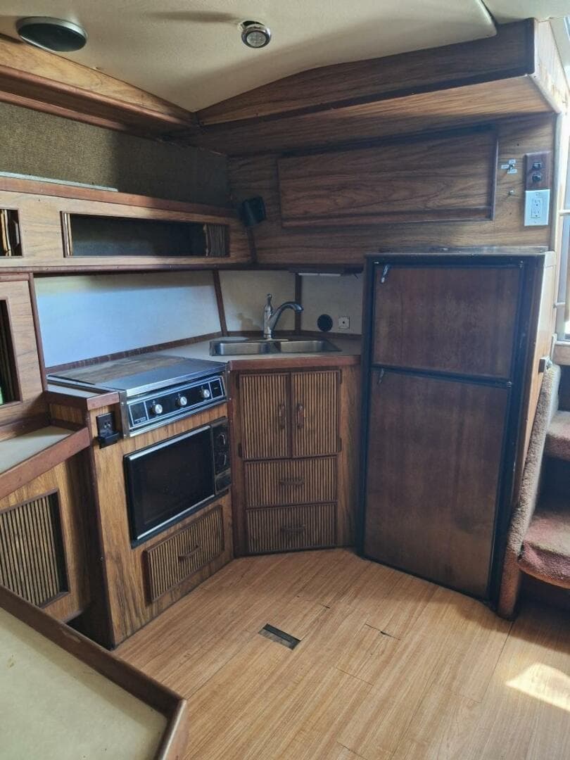 1985 Sea Ray 390 Express Cruiser — photo 9