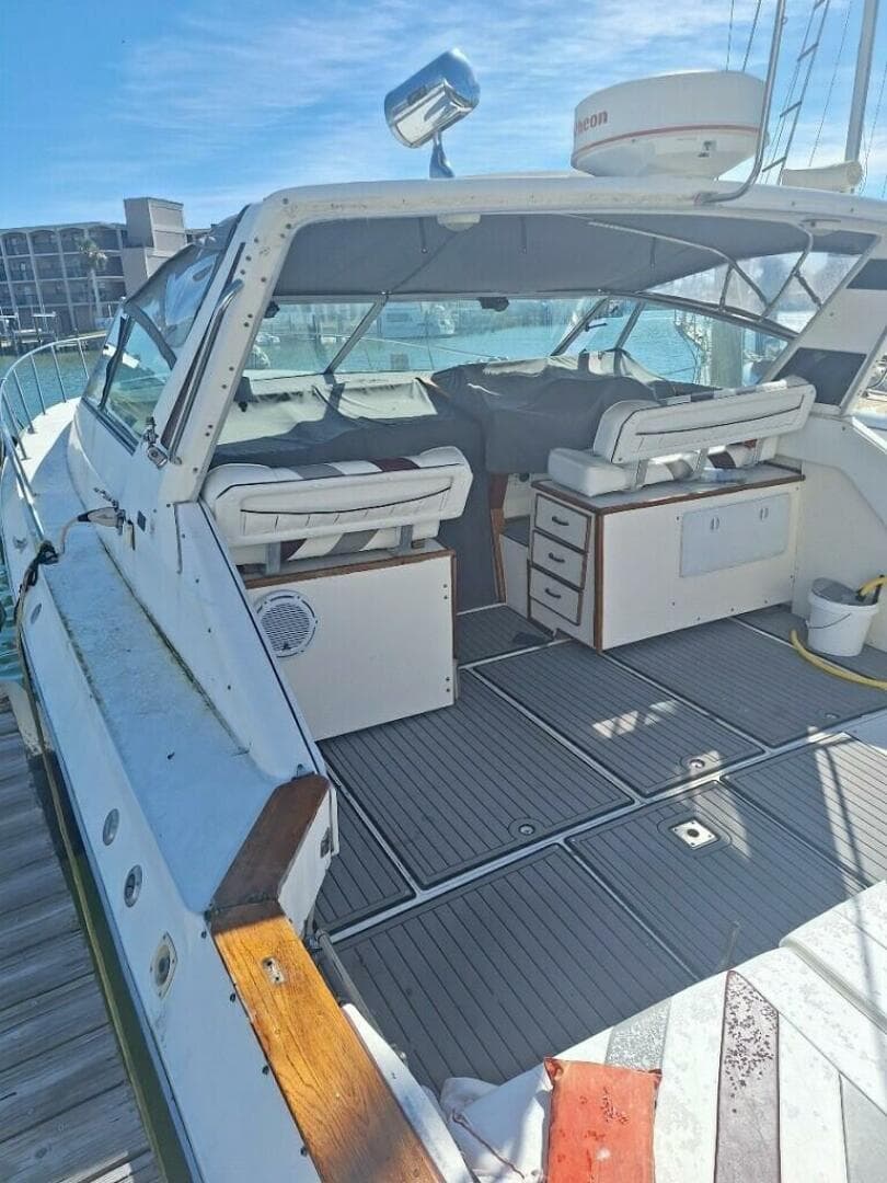 1985 Sea Ray 390 Express Cruiser — photo 2