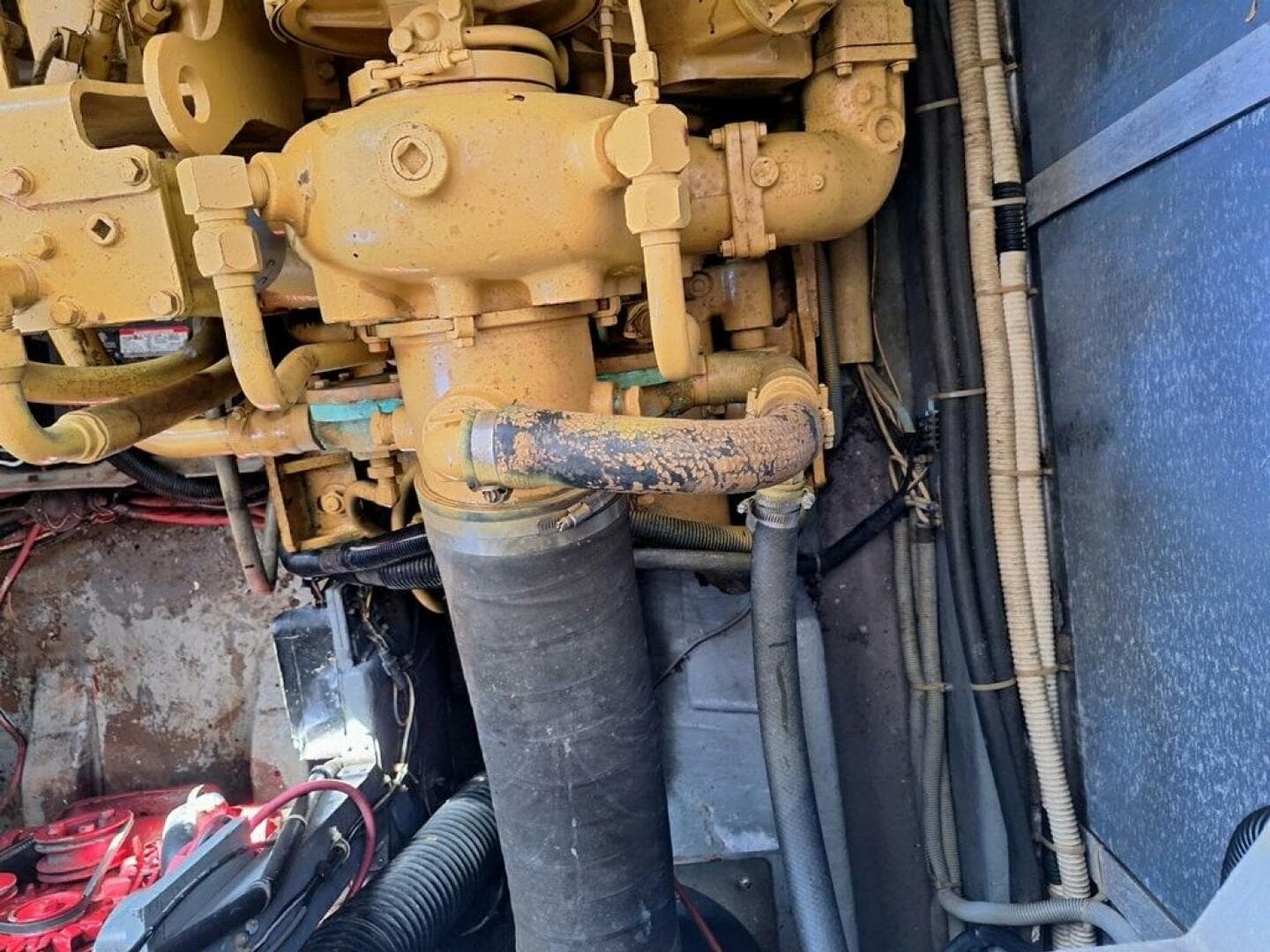 1985 Sea Ray 390 Express Cruiser — photo 15