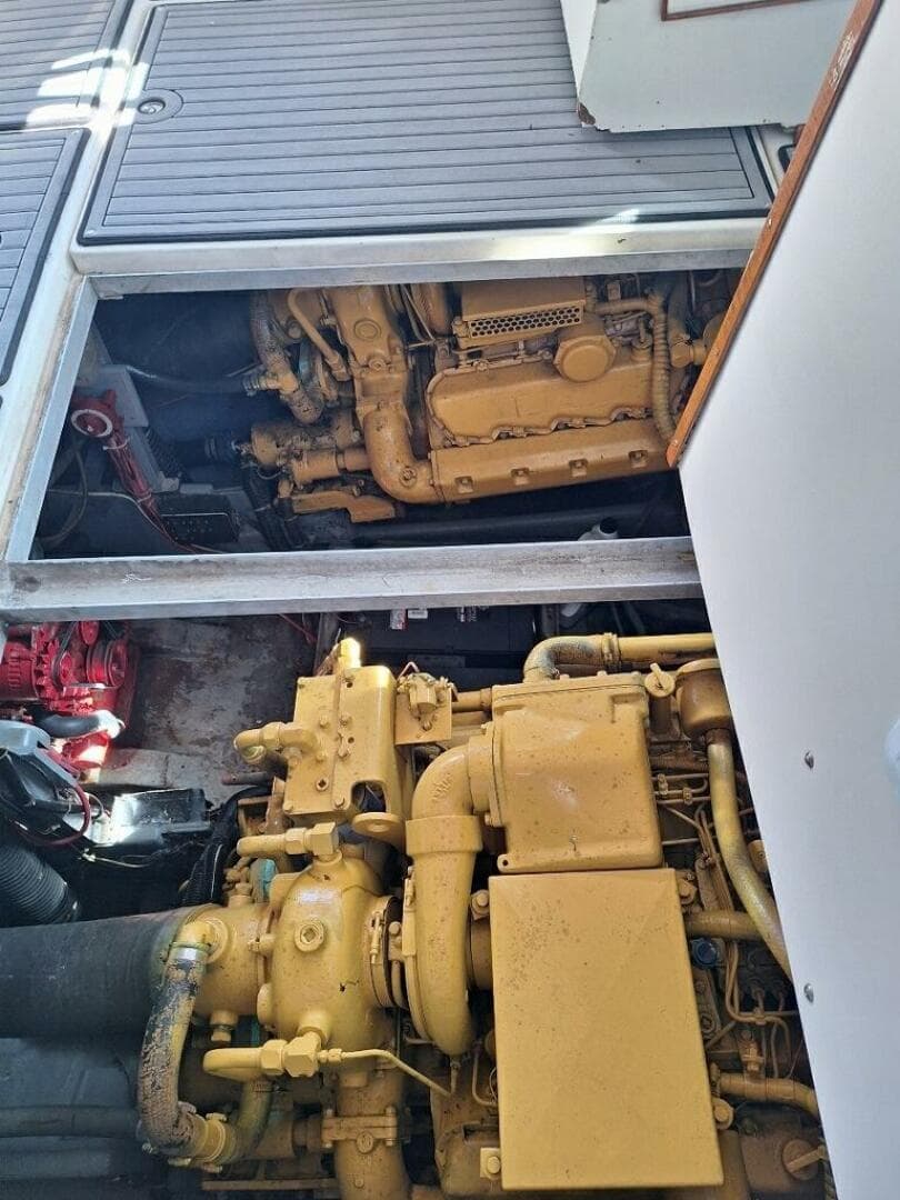 1985 Sea Ray 390 Express Cruiser — photo 16