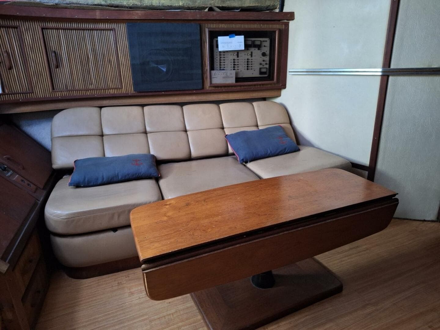 1985 Sea Ray 390 Express Cruiser — photo 12