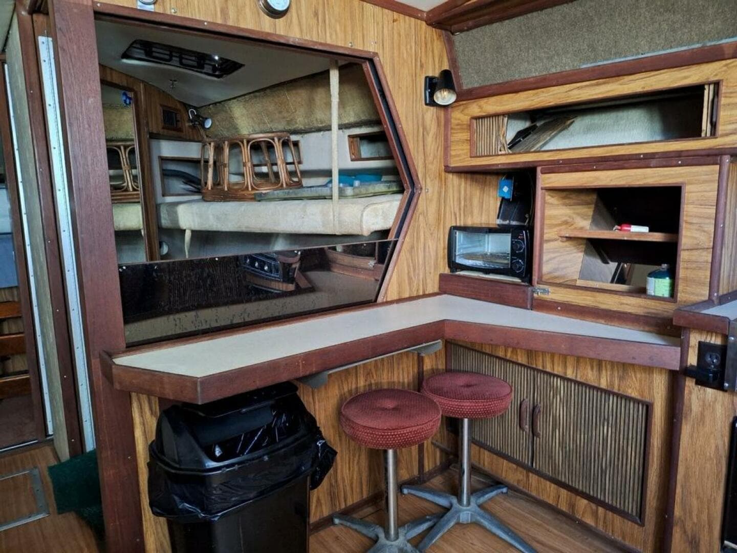 1985 Sea Ray 390 Express Cruiser — photo 6