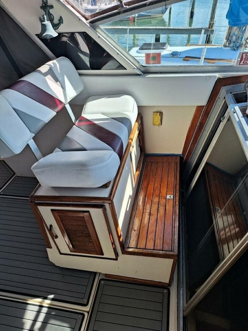 1985 Sea Ray 390 Express Cruiser — photo 8
