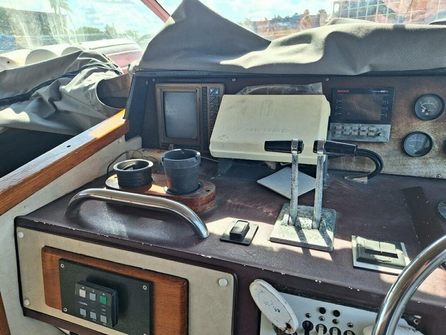 1985 Sea Ray 390 Express Cruiser — photo 7