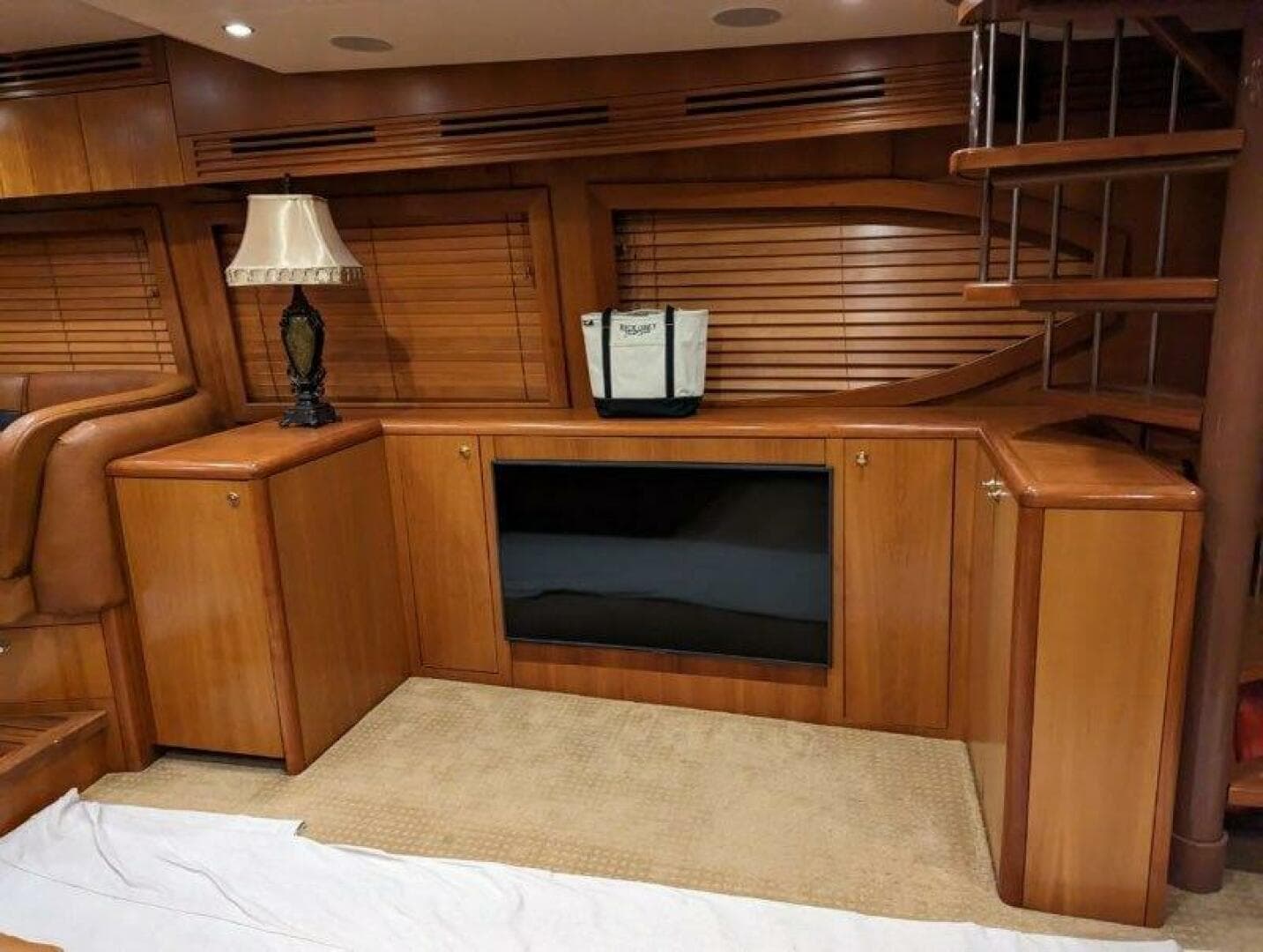 2005 Hatteras 68 Convertible — photo 6