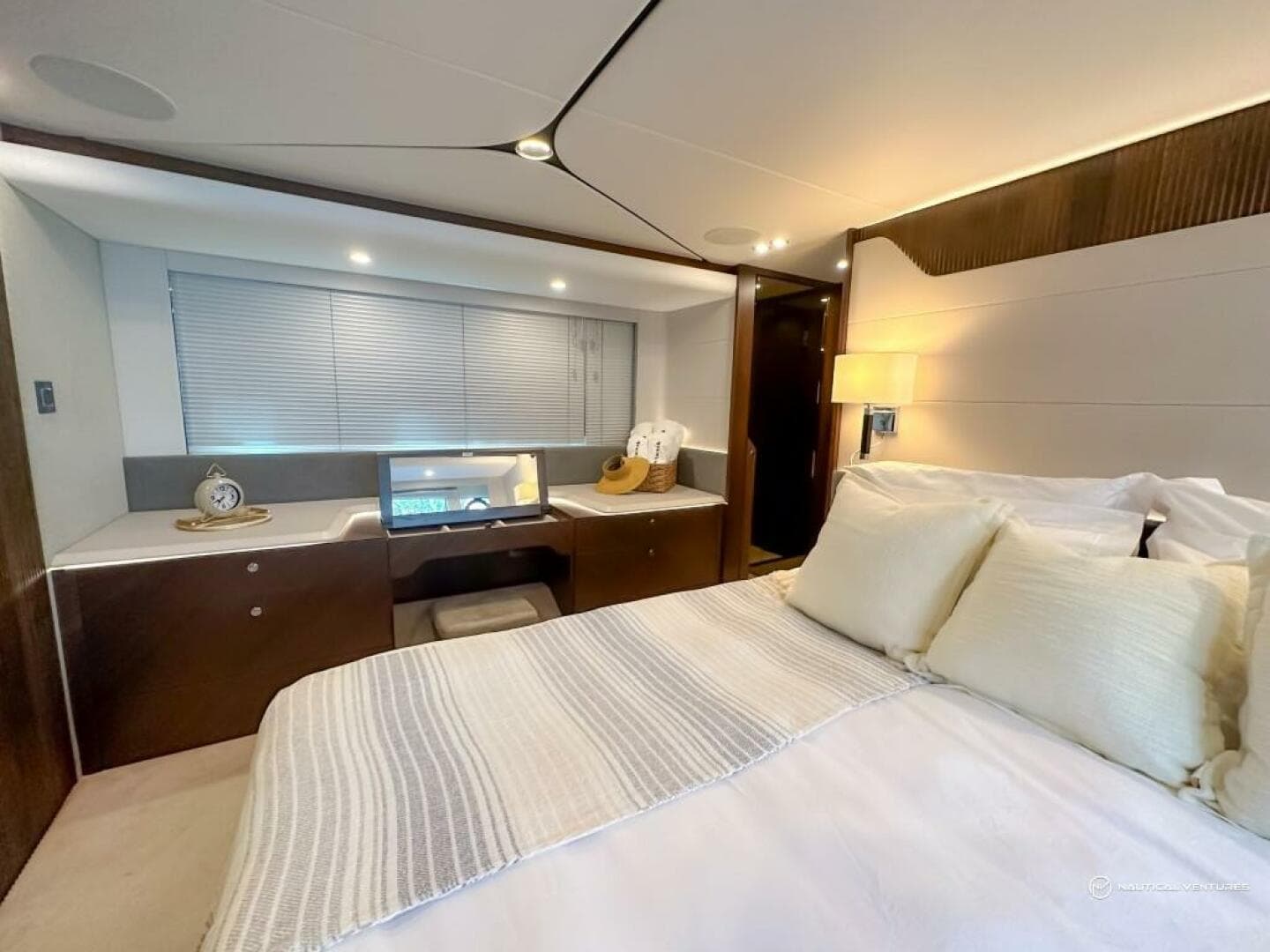 2023 Fairline Phantom 65 — photo 13