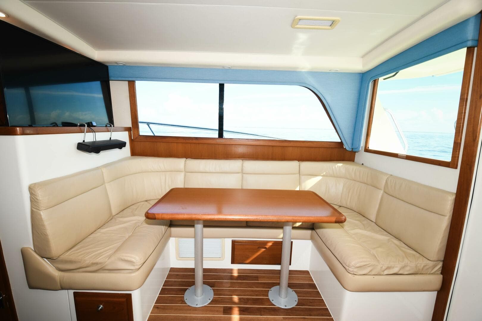 2001 Cabo 35 Flybridge — photo 10
