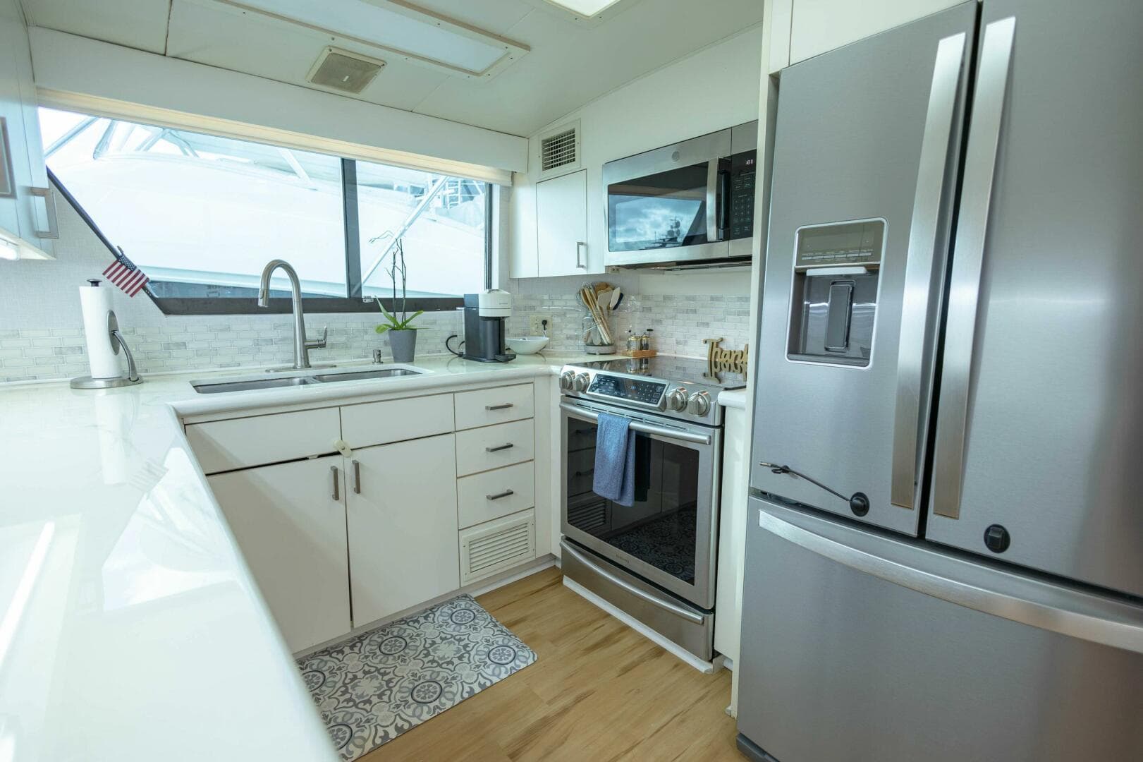 1989 Hatteras Cockpit — photo 12