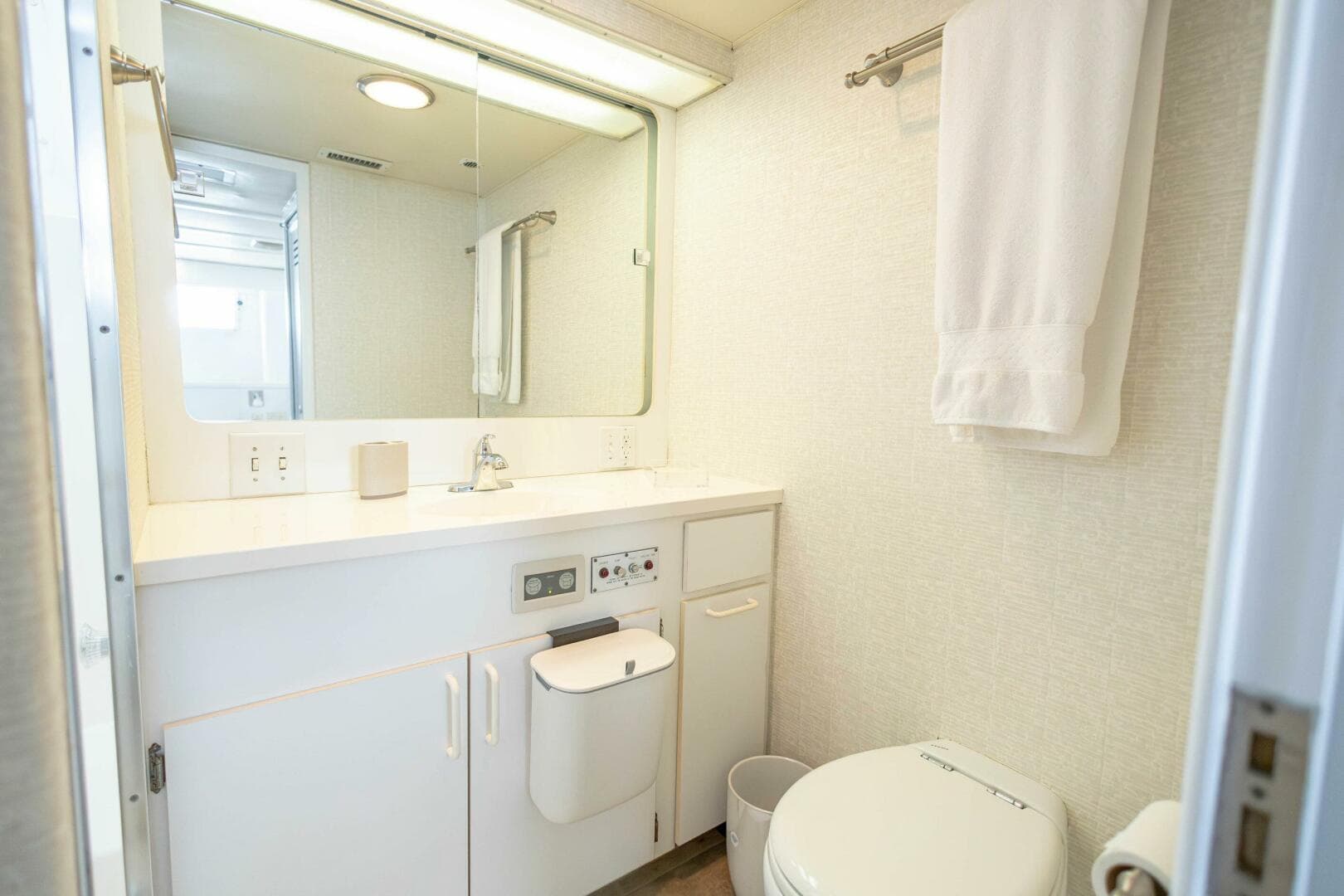 1989 Hatteras Cockpit — photo 27