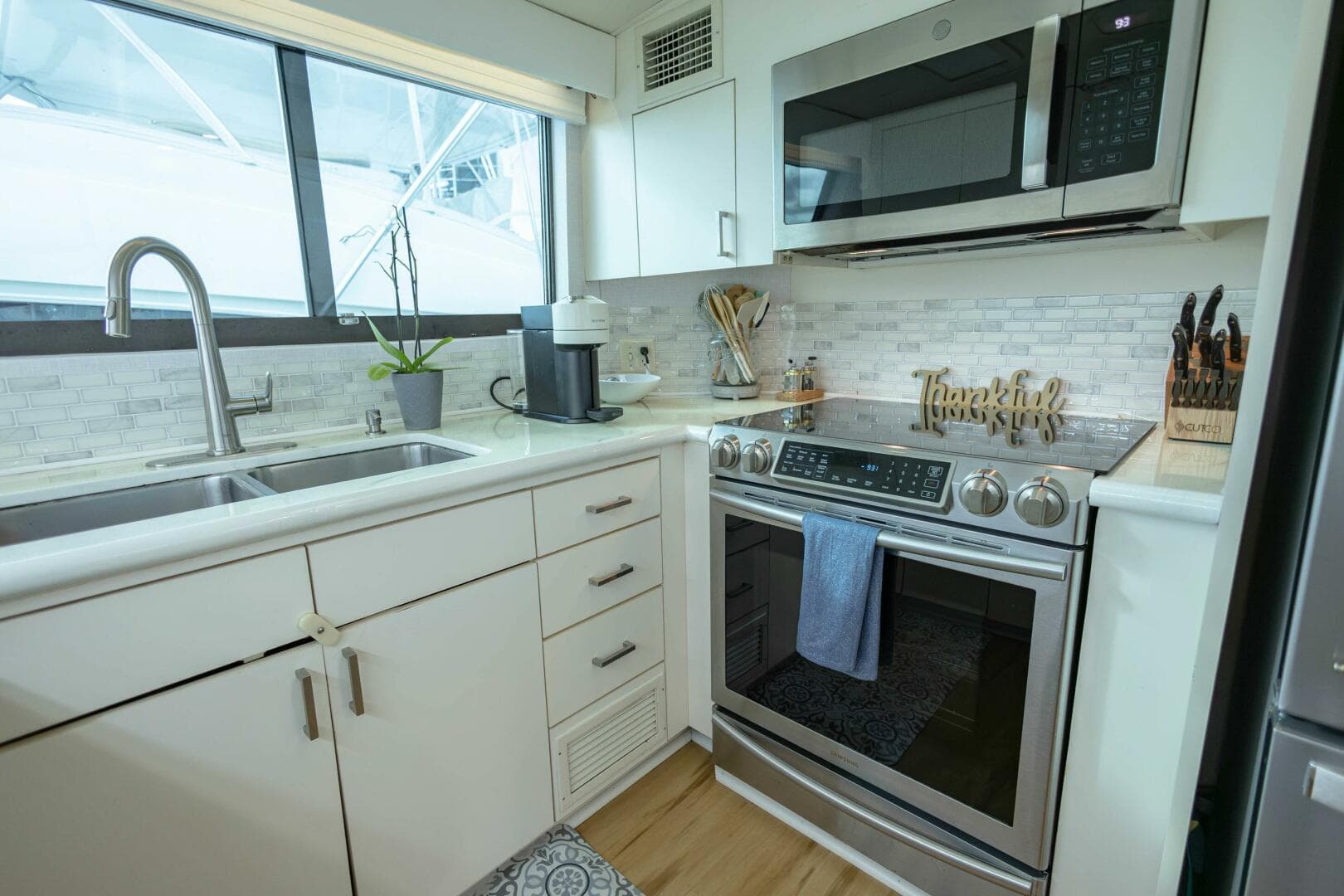 1989 Hatteras Cockpit — photo 13