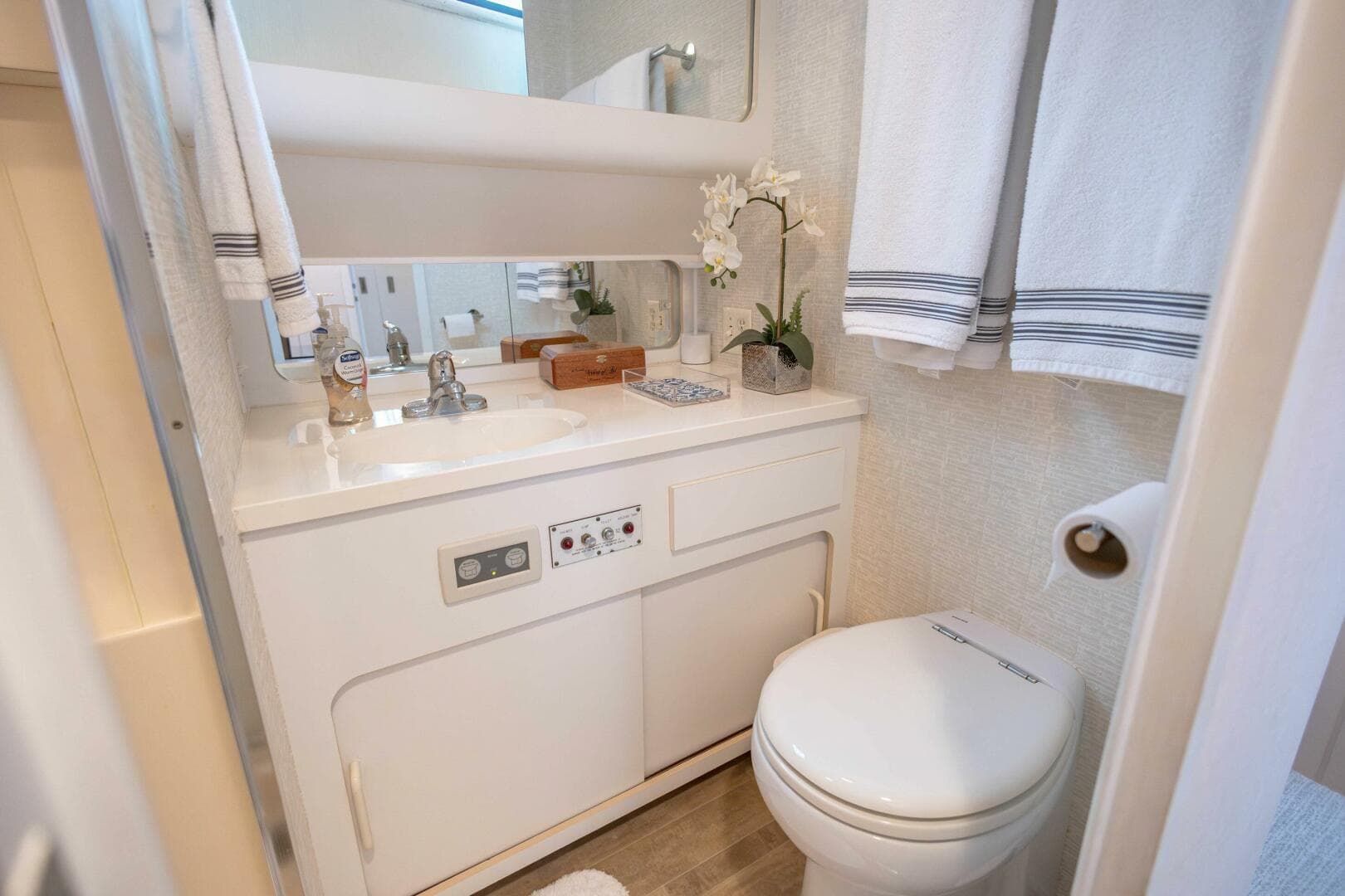 1989 Hatteras Cockpit — photo 30