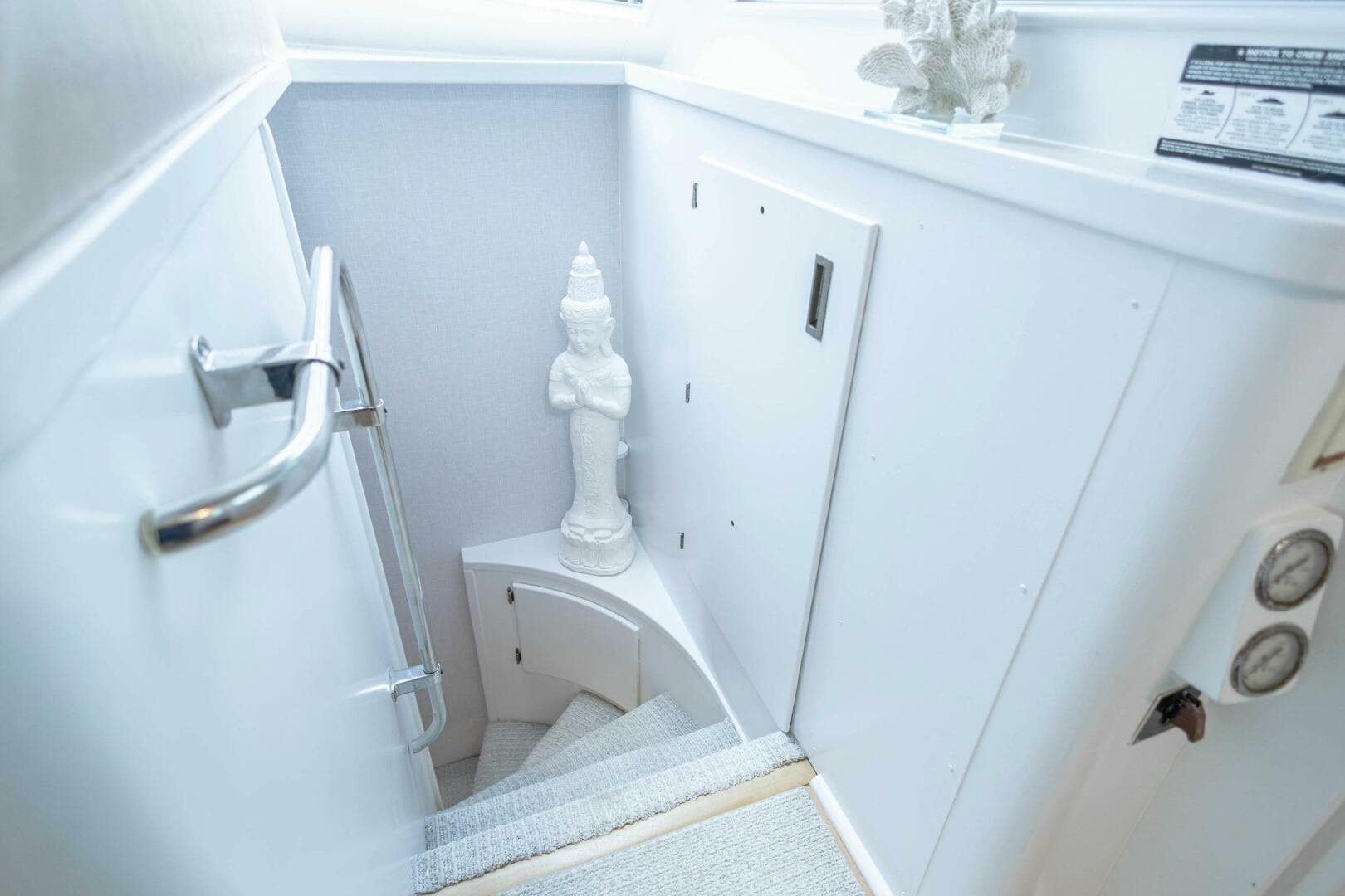 1989 Hatteras Cockpit — photo 19