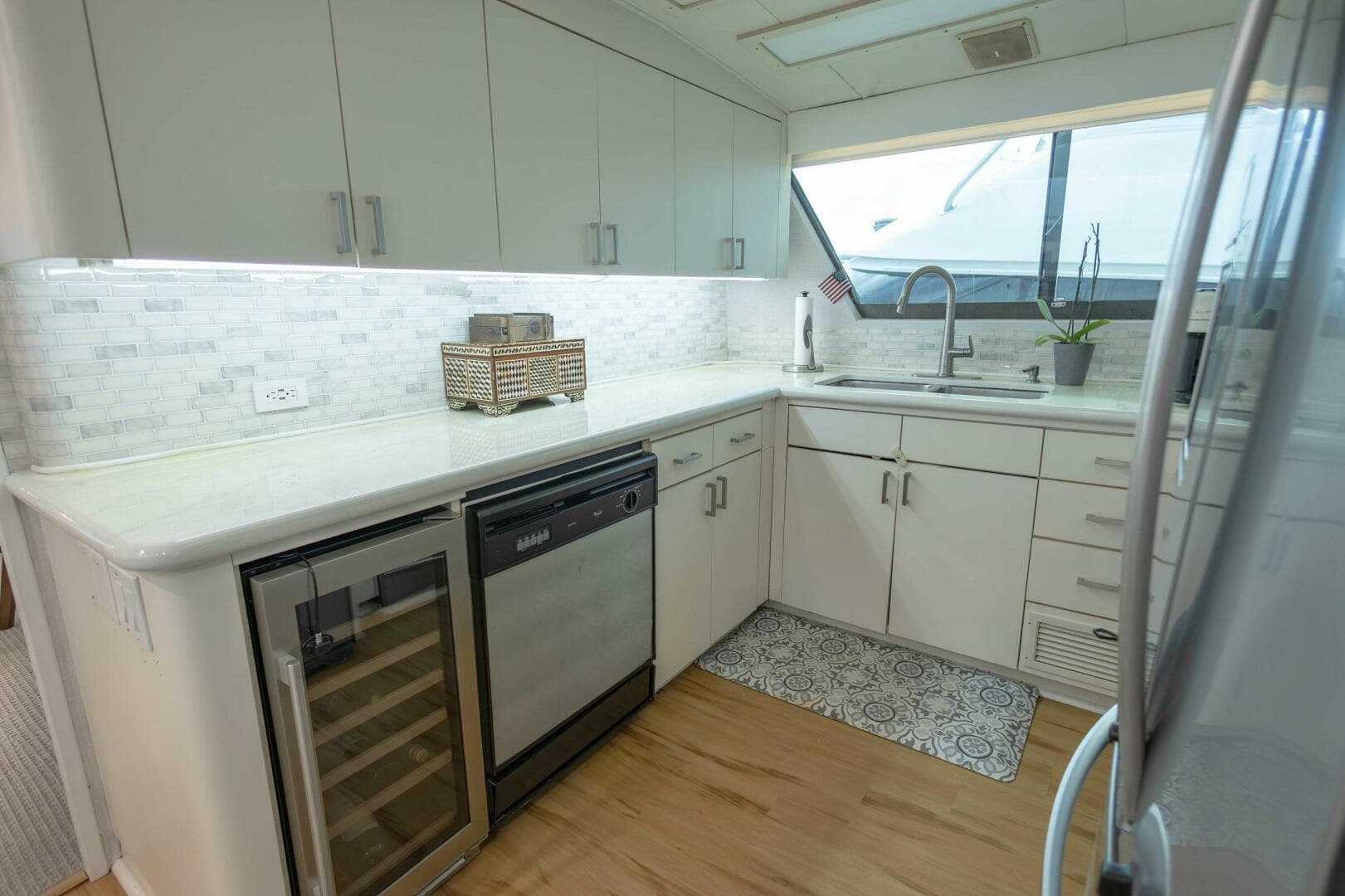 1989 Hatteras Cockpit — photo 11