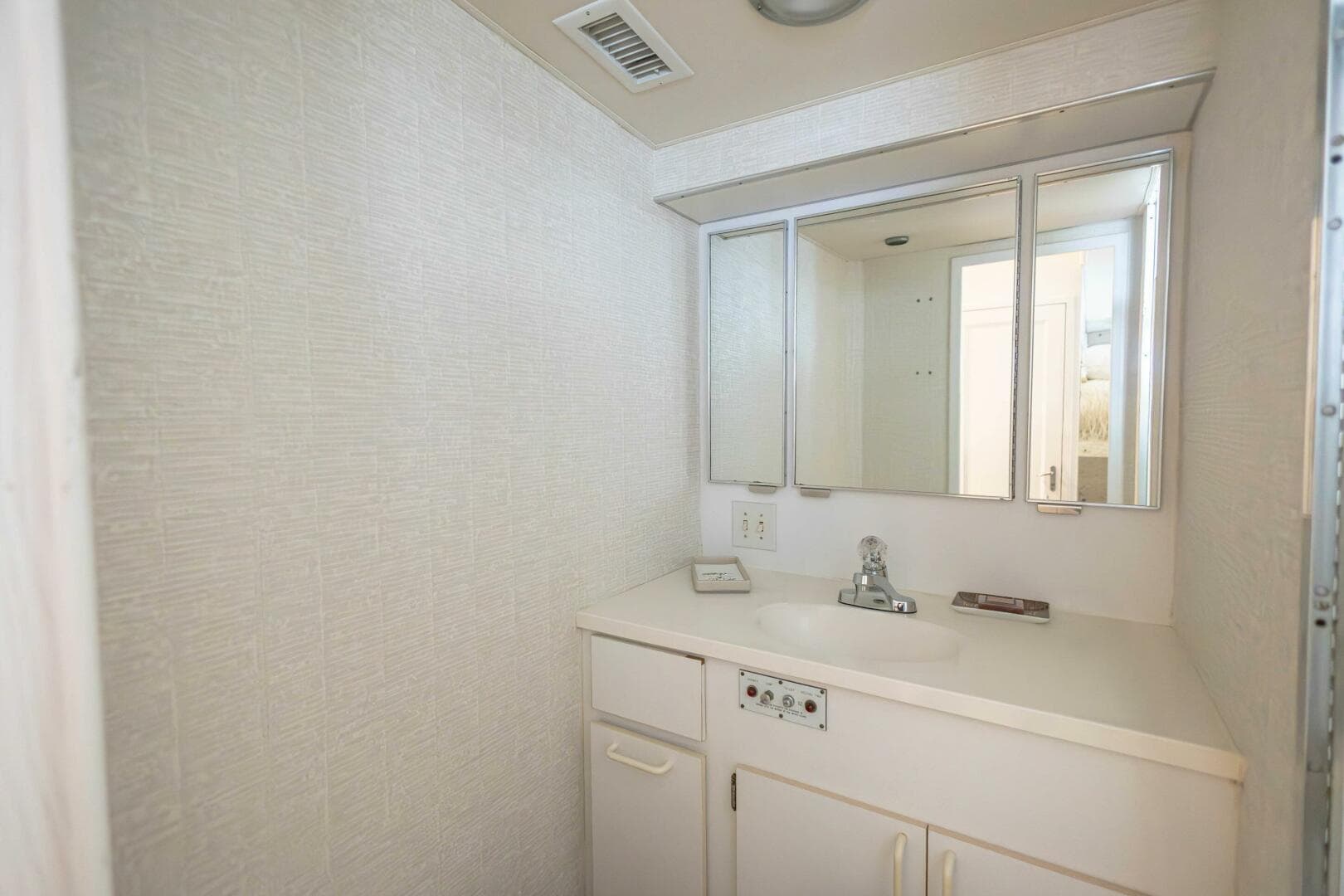 1989 Hatteras Cockpit — photo 33