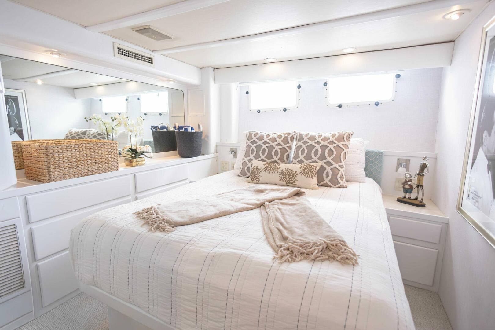 1989 Hatteras Cockpit — photo 25