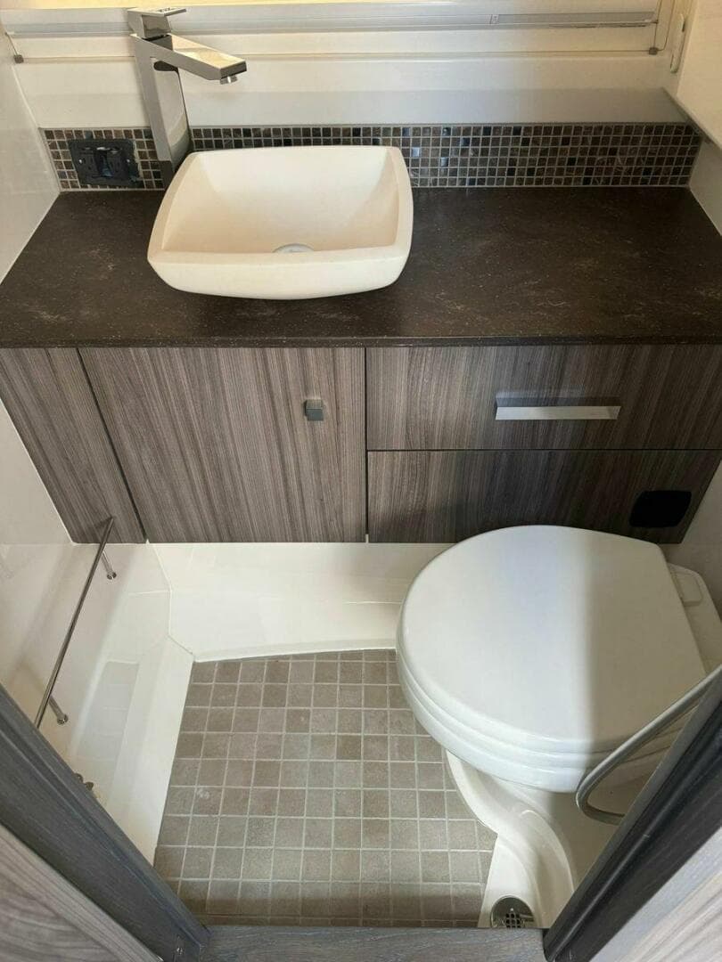 2021 Sea Ray 400 Slx OB — photo 14