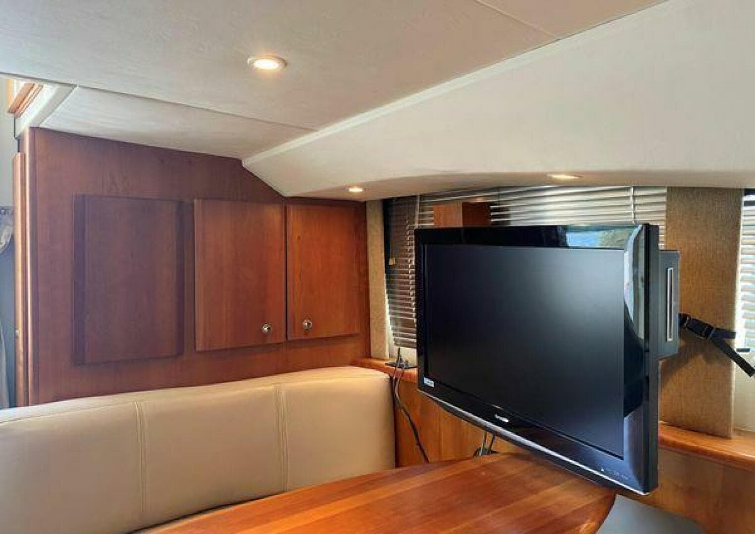 2002 Silverton 330 Sport Bridge — photo 17