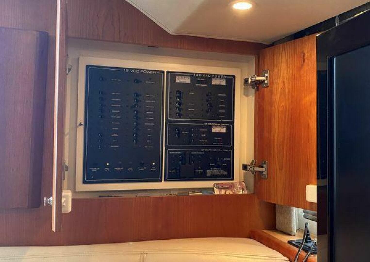 2002 Silverton 330 Sport Bridge — photo 24