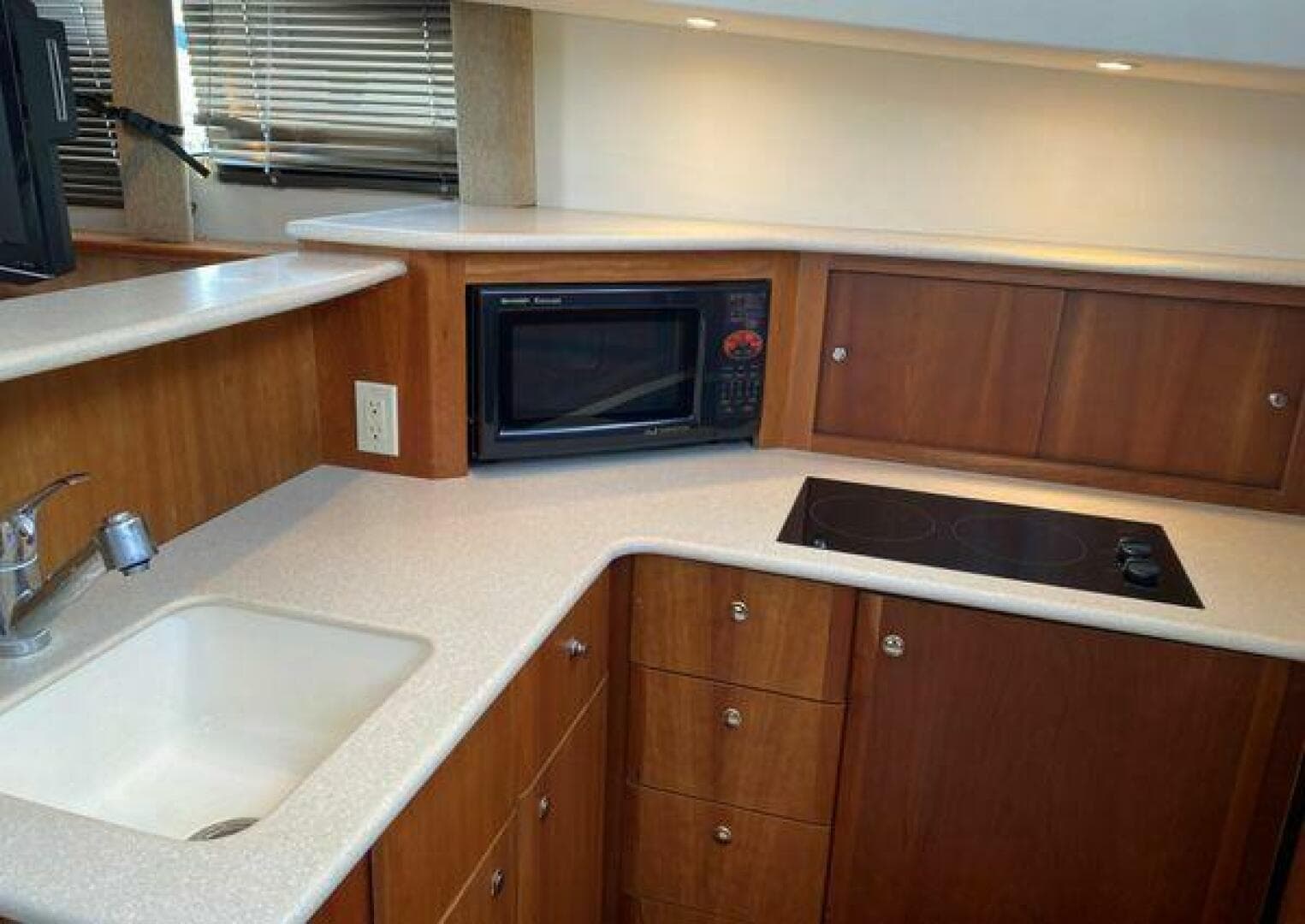 2002 Silverton 330 Sport Bridge — photo 9