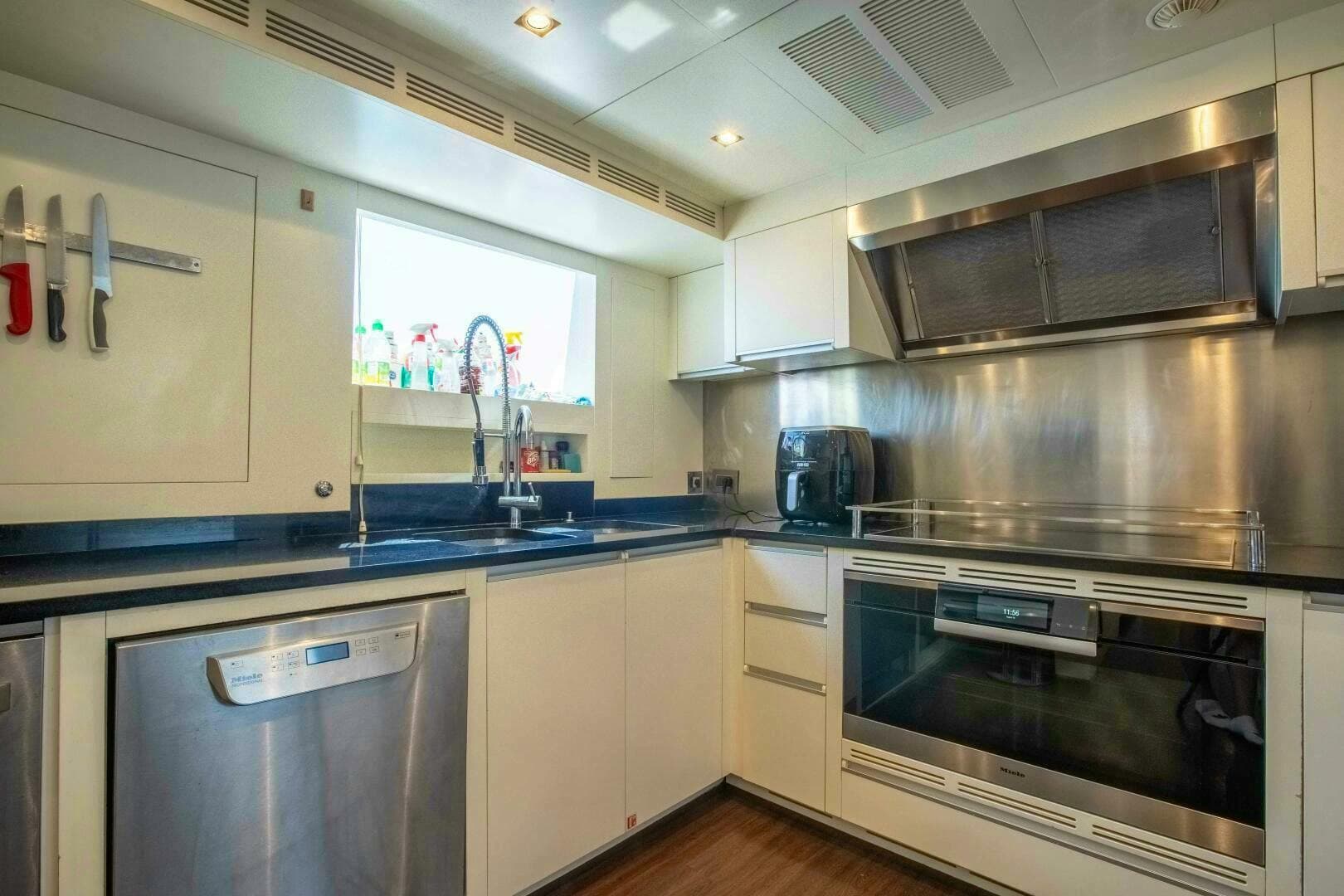 2015 Benetti Classic 121 — photo 49