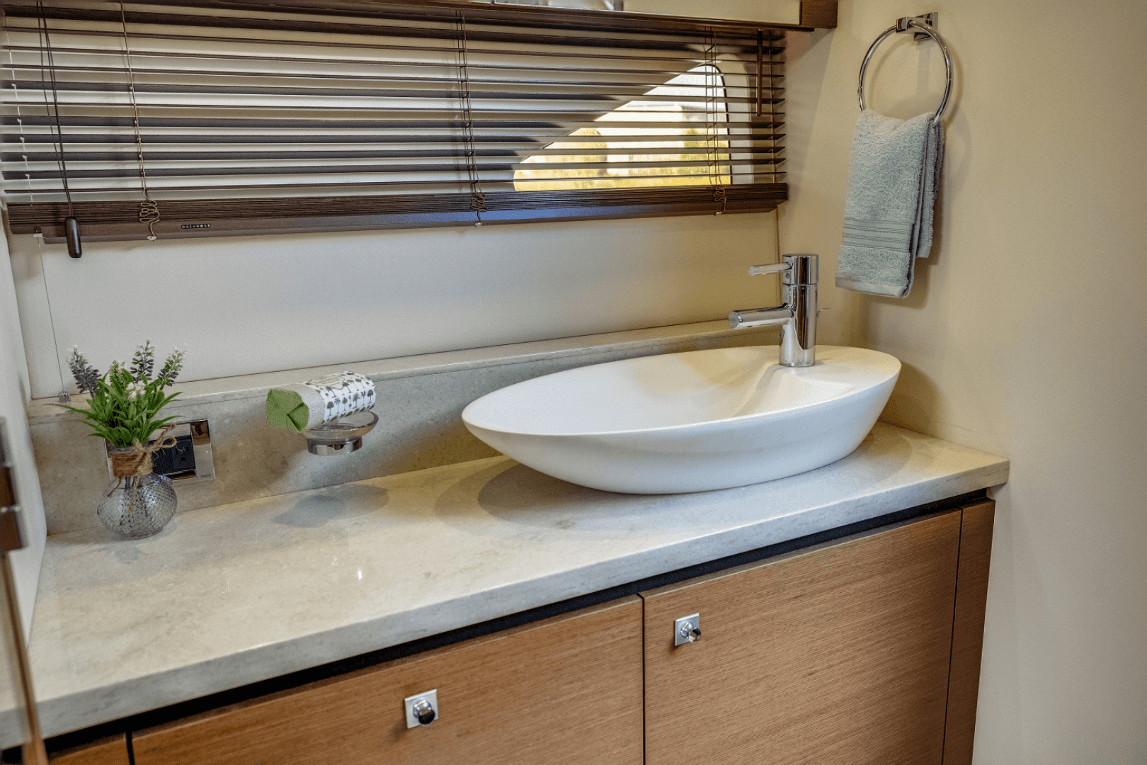 2013 Sea Ray 510 Sundancer — photo 43