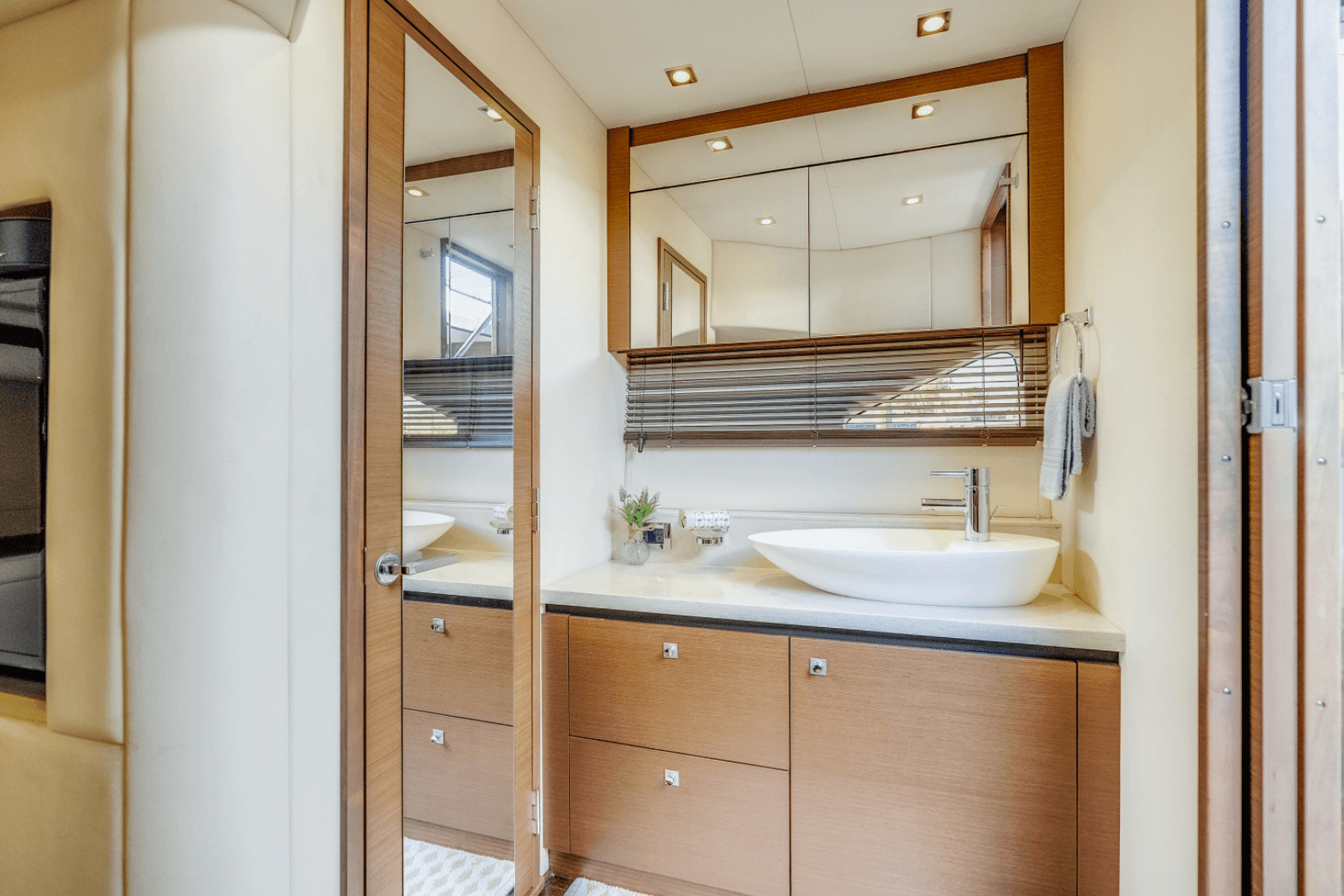 2013 Sea Ray 510 Sundancer — photo 36