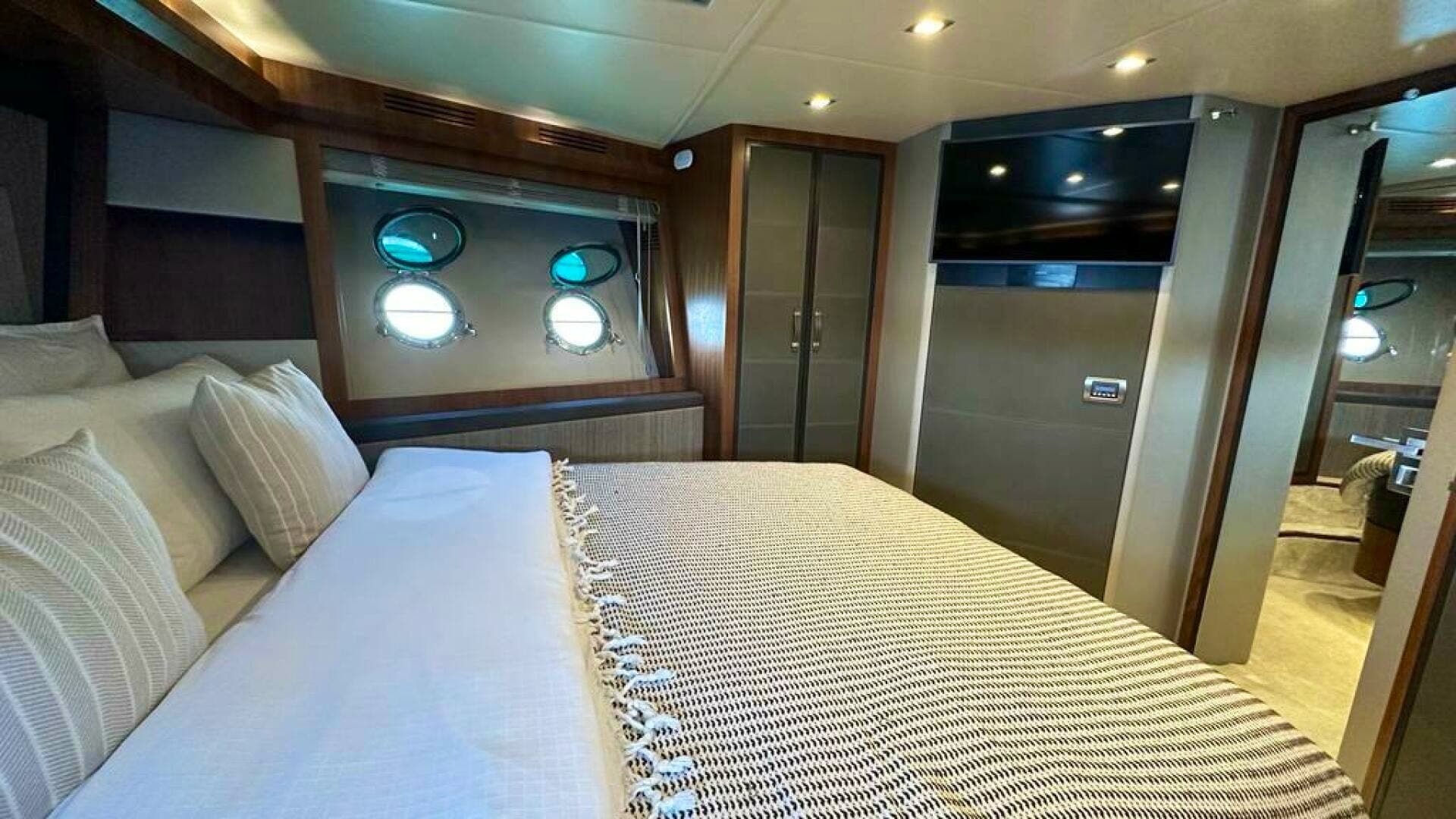 2014 Custom Mcy 65 — photo 26