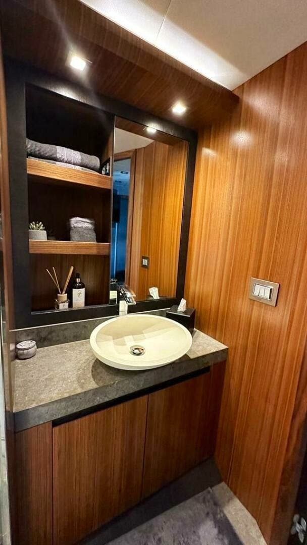 2014 Custom Mcy 65 — photo 20